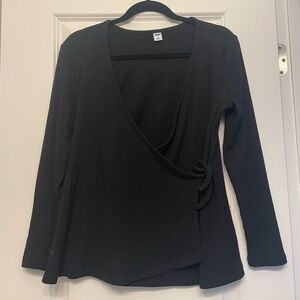 OLD NAVY SIZE M BLACK SWEATER
